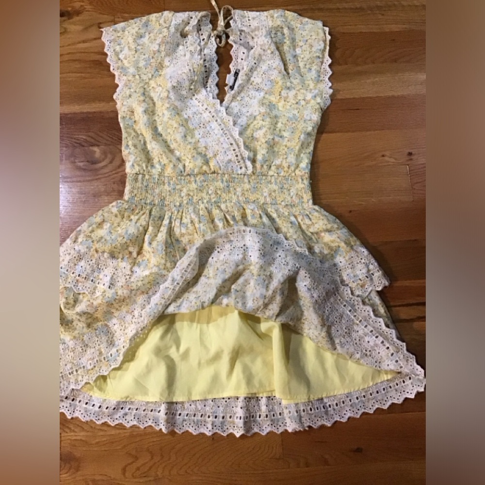 Women’s size medium new with tags American Eagle Outfitters Yellow Floral Dress